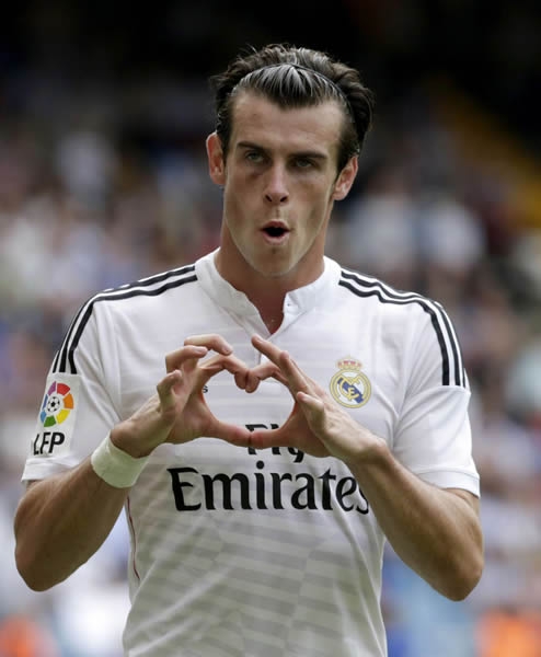 Bale marcó y celebró con su tradicional seña del corazón