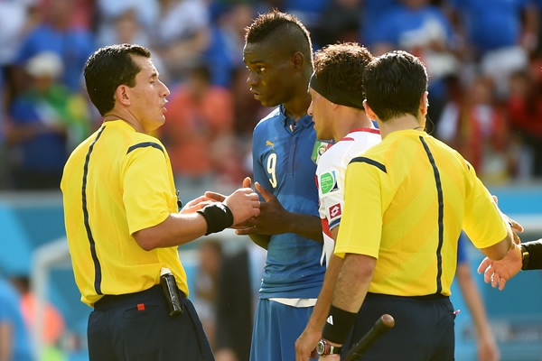 Balotelli se llevó un cartón preventivo.