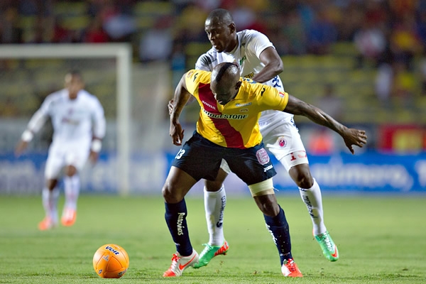 Baloy tuvo que salir de cambio ya que se resintió de la rodilla.