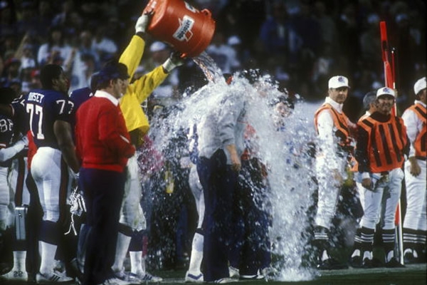 El baño a Bill Parcells, head coach de los Giants, tras vencer a Denver.