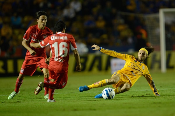 Barrida de Gerardo Lugo para quitarle el esférico a Oscar Rojas.