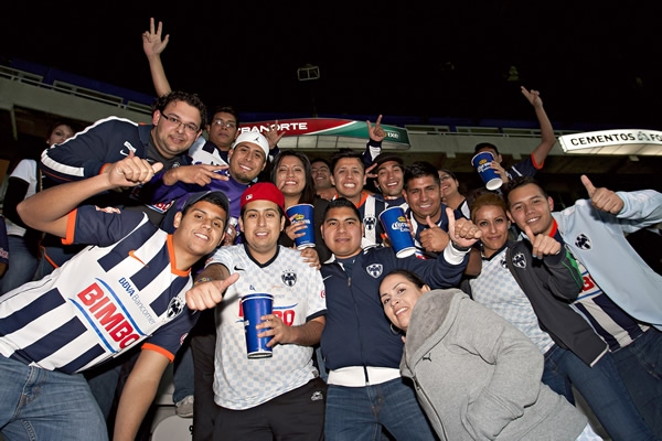 Bastante afición rayada se da cita en el partido.