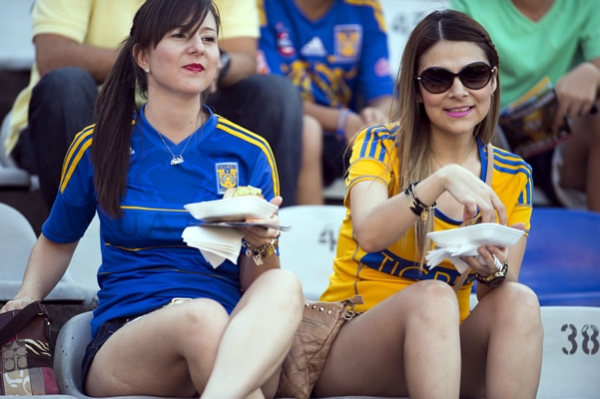 Belleza regia en la afición de Tigres.