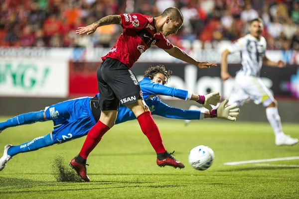 Benedetto fue el hombre que resaltó en la primera mitad del juego.