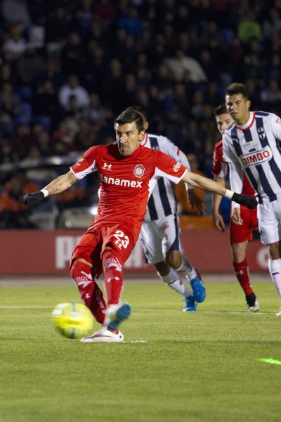 Benítez intentó disparo de media distancia sin éxito.