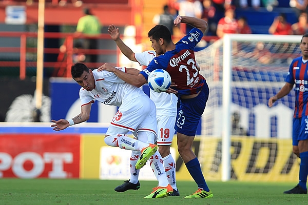 Benítez intentó infructuosamente llegar en el primer tiempo.