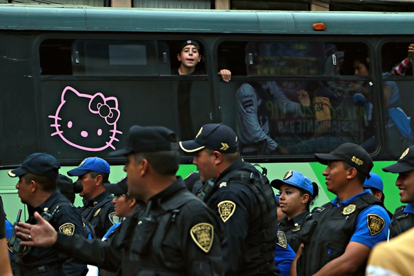 Bien custodiados llegaron los seguidores de Pumas.