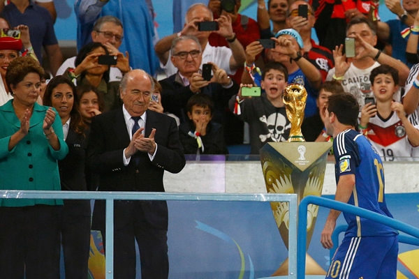 Blatter aplaudió a Messi y le dio el Balón de Oro.
