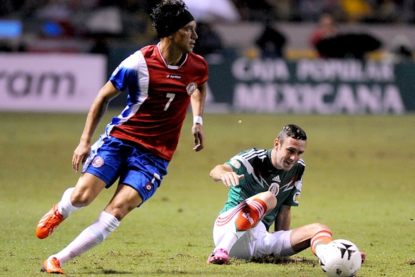 Bolaños y el contragolpe frenan el juego por las bandas.
