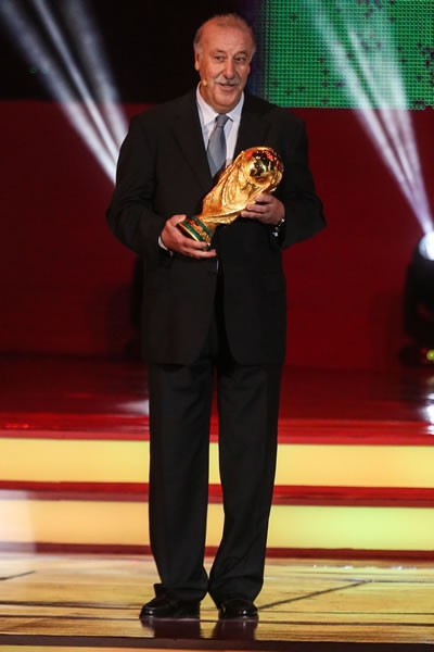 Del Bosque devolvió el trofeo que acredita a España como Campeón de 2010.