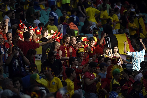 Brasileños acompañan a belgas en la grada.