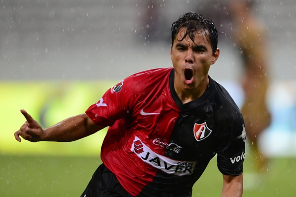 Bravo anotó un golazo, bajo una intensa lluvia.