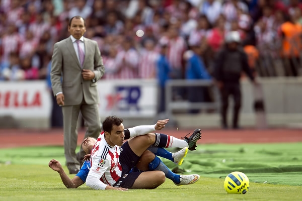 Bravo barrió con fuerza desmedida; era para amarilla.