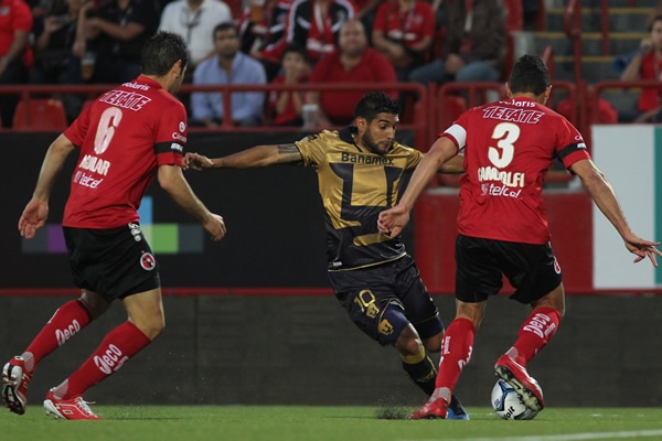 Bravo no pudo filtrar la zaga rojinegra.