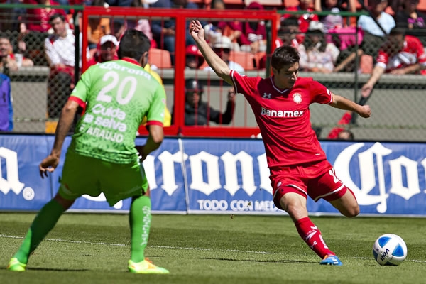 Brizuela buscó anotar de media distancia.