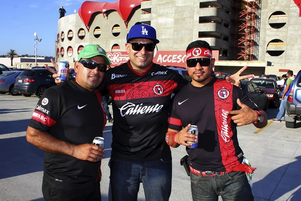 Buen ambiente se vivió a las afueras del Estadio Caliente.