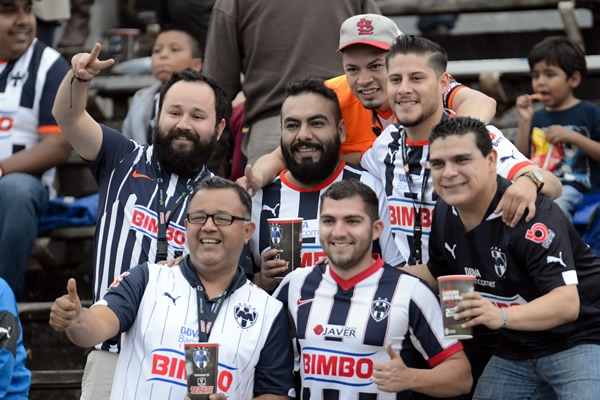 Buen ambiente se vivió previo al duelo.