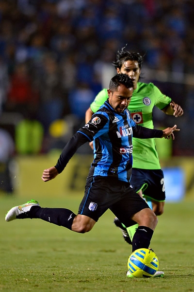 Buen espectáculo brindaron Gallos y cementeros al público.