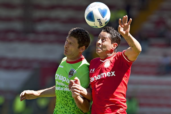 Buscando el balón por aire.