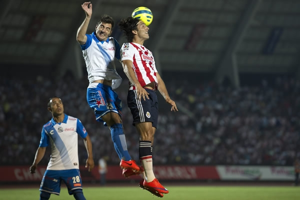 Buscando el balón por aire.