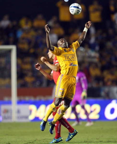 Buscando el balón por aire.