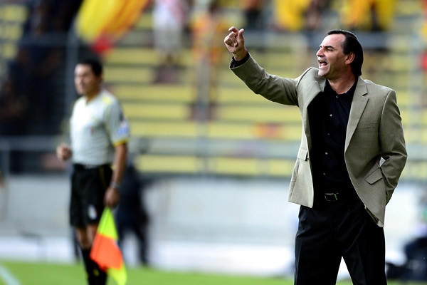 Bustos se enoja porque su equipo no tiene balón.