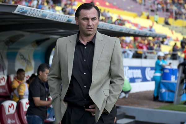 Bustos tiene que replantear el medio campo.