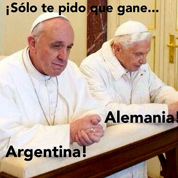 Cada Papa rezó para su causa.