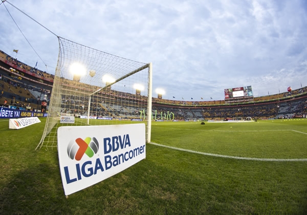 Caí la tarde en el Estadio de Tigres y el frío inundó el estadio.