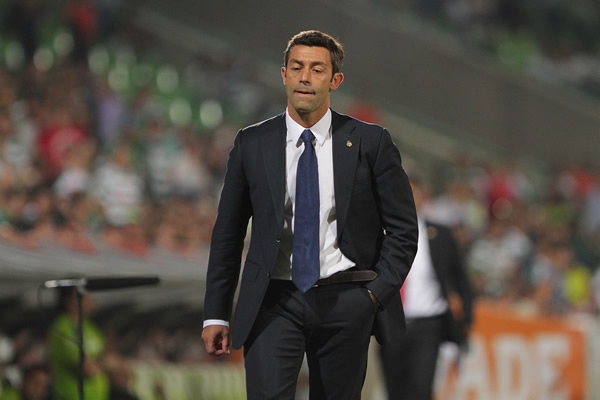 Caixinha se fue expulsado.