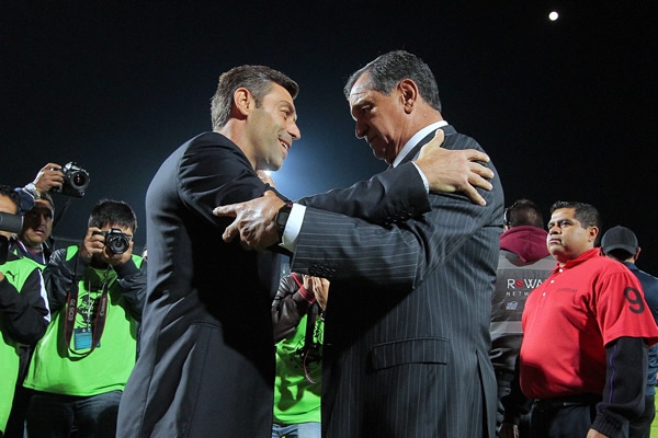 Caixinha y Meza, antes del silbatazo inicial.