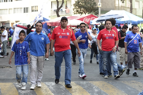 Camisetas conmemorativas de La Máquina se confunden con la visita.
