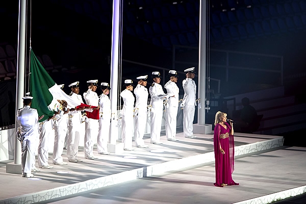 La cantante veracruzana Yuri interpretó el Himno Nacional Mexicana.