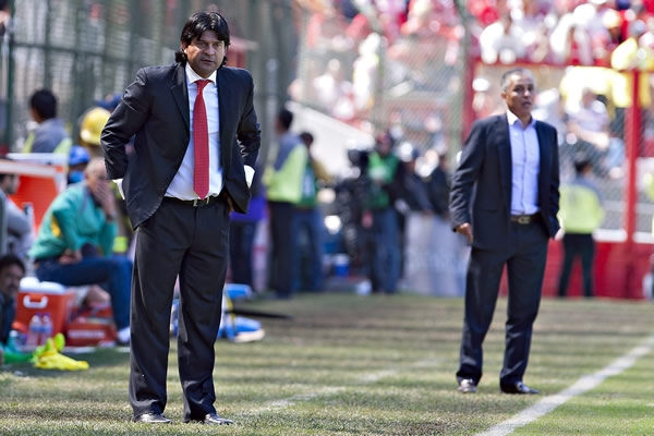 Cardozo atento a sus jugadores.