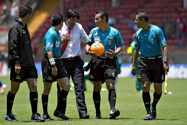 Cardozo charló con los árbitros al final.