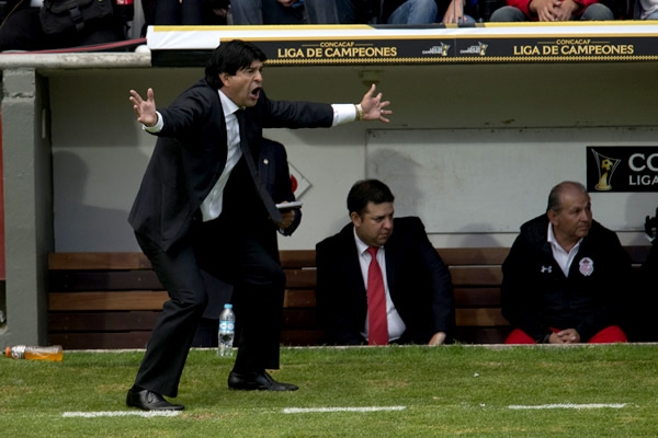 Cardozo es un manojo de nervios por la desventaja de su equipo.
