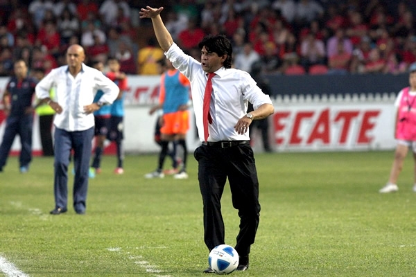 Cardozo no luce contento pese a la abultada goleada de su equipo.