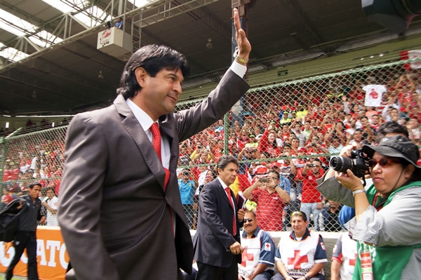 Cardozo saludó a su afición.