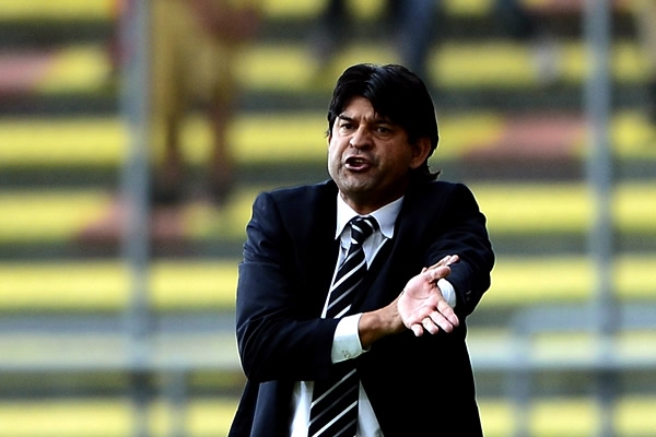 Cardozo se desespera porque no hay llegadas claras de su equipo.