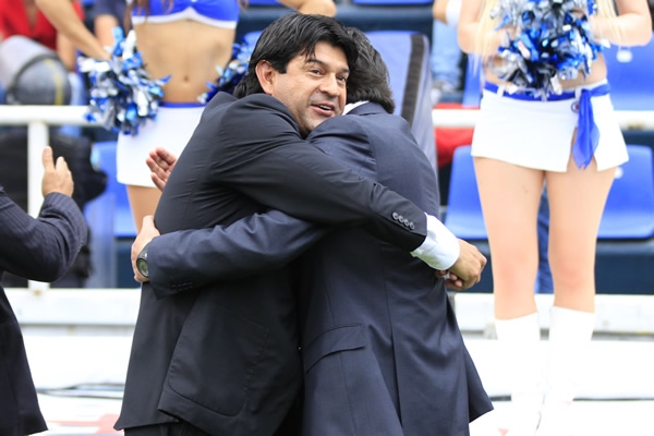 Cardozo y Tena en el saludo de viejos conocidos.