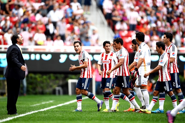 Carlos Bustos alentó a su Rebaño finalizado el primer tiempo.