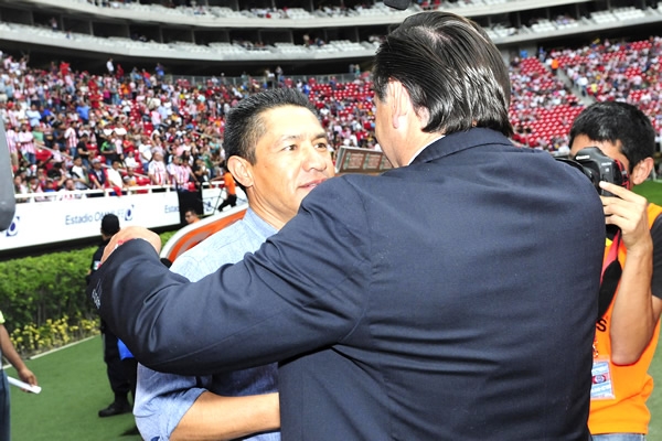 Carlos Bustos recibió con un abrazo a Ignacio Ambriz.