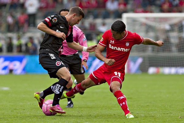 Carlos Esquivel luchó por cada balón.