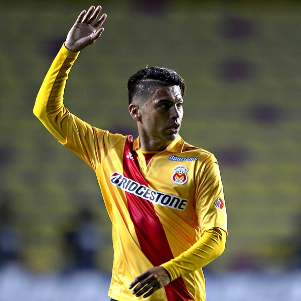 Carlos Morales intenta a balón parado pero no ha estado fino.