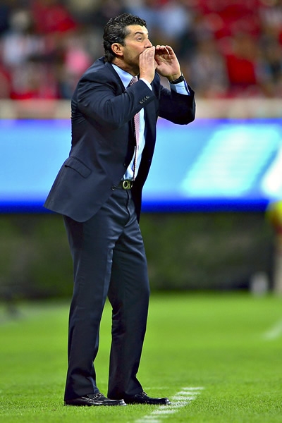 Casi se queda afónico de dar indicaciones a los suyos.