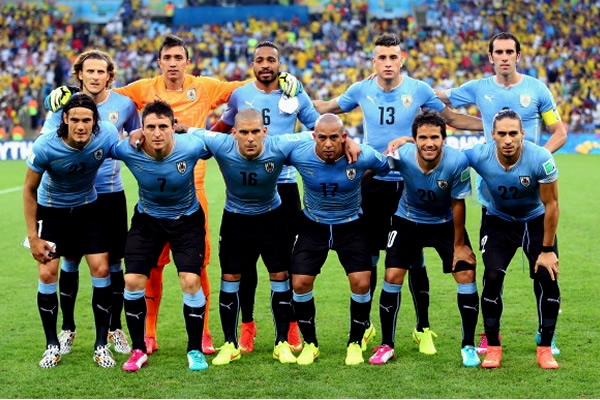 La Celeste sale al campo con Forlán, Giménez y M. Pereira.