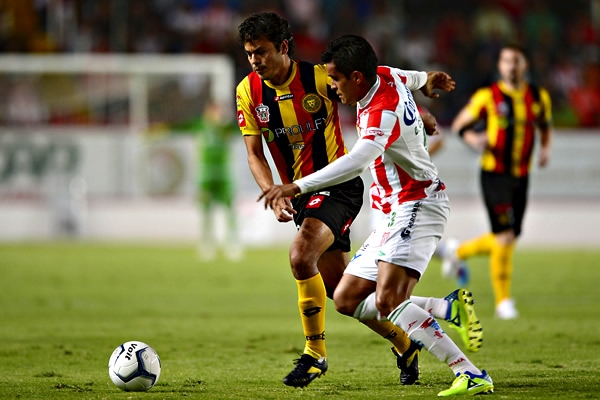 Cervantes está muy atento en cada cobertura, Necaxa domina.