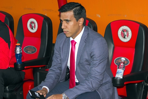 César Farías, siguió de cerca las maniobras de sus pupilos.