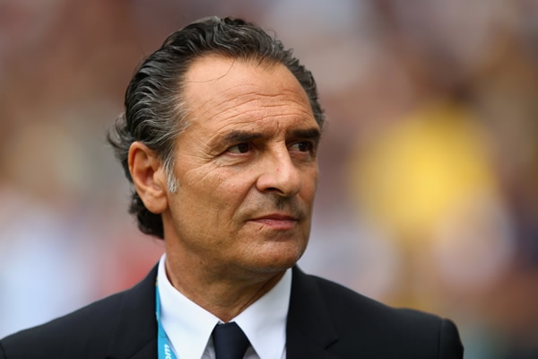 Cesare Prandelli observando a sus pupilos.