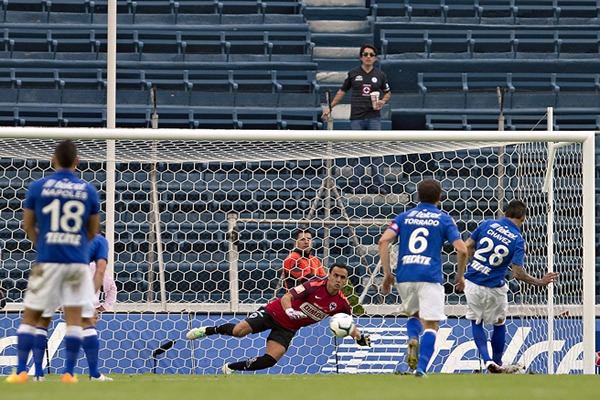 Chávez no perdonó, engañó el arquero e hizo estremecer de nuevo el Estadio Azul.